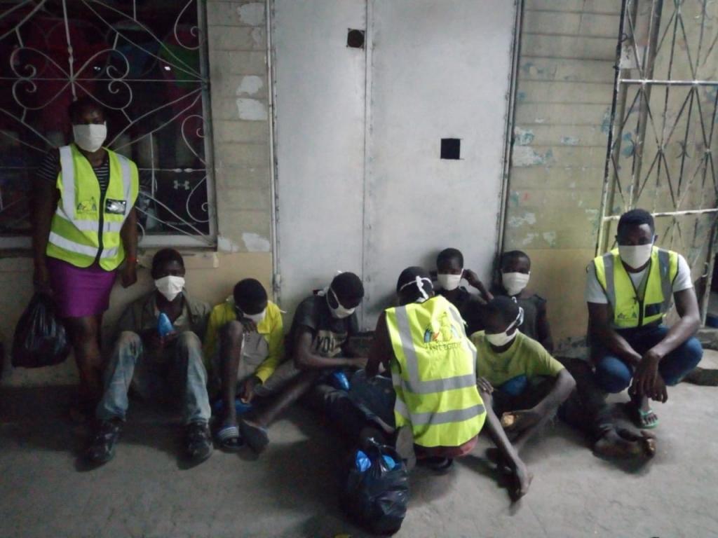 Ostern der Solidarität: in Beira/Mosambik Masken verschenken und Unterweisung über ihre richtige Anwendung für die Straßenkinder von Maputo zum Schutz vor Covid-19